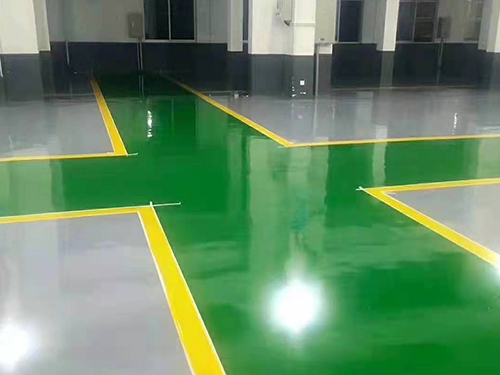 下面介紹環(huán)氧地坪施工過(guò)程中正確的攪拌方法。